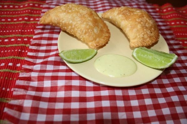 Empanada de trigo con pollo, queso y champiñones