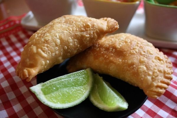 Empanada de trigo con pollo y queso